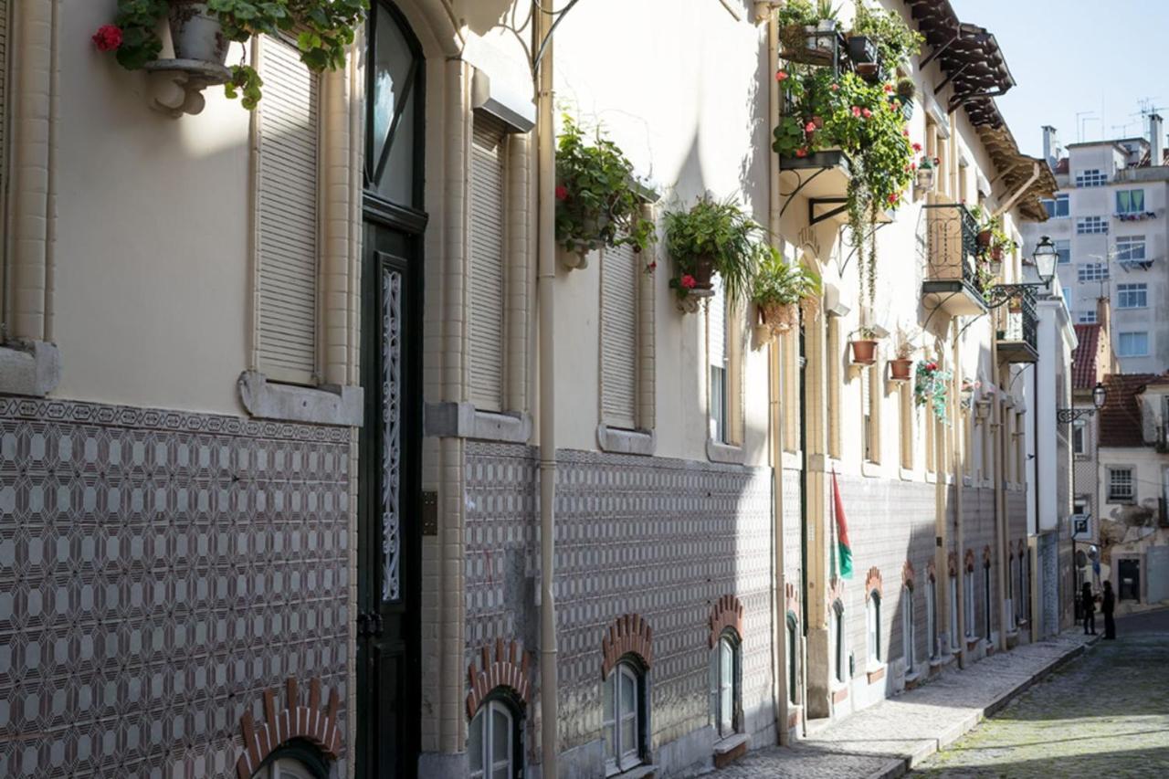 Lovelystay - Sunny Flat W/ Balcony Overseeing Graca And River Lisbon Exterior photo