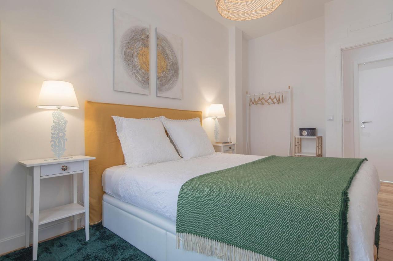 Lovelystay - Sunny Flat W/ Balcony Overseeing Graca And River Lisbon Exterior photo