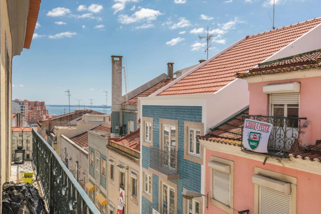 Lovelystay - Sunny Flat W/ Balcony Overseeing Graca And River Lisbon Exterior photo