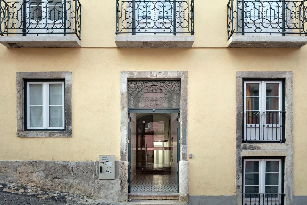 Lovelystay - Sunny Flat W/ Balcony Overseeing Graca And River Lisbon Exterior photo