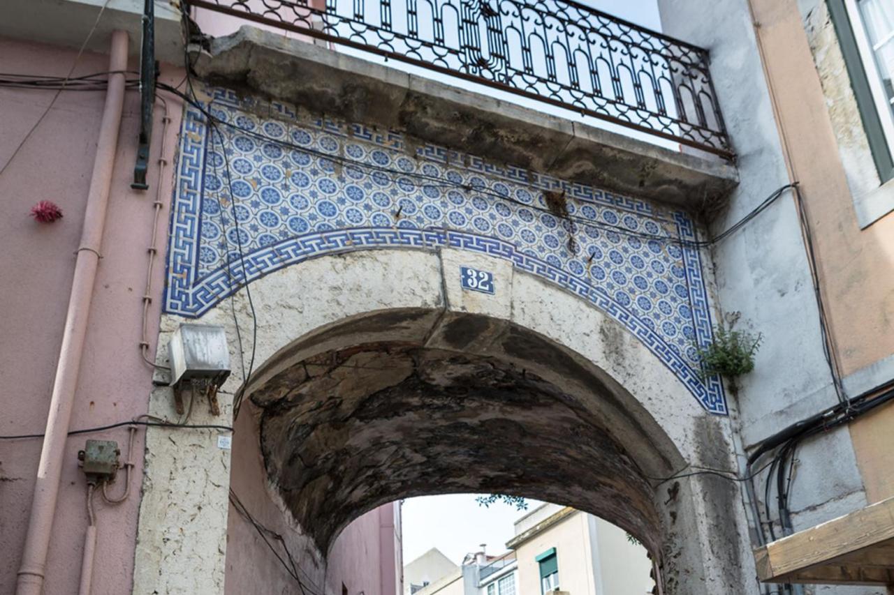 Lovelystay - Sunny Flat W/ Balcony Overseeing Graca And River Lisbon Exterior photo