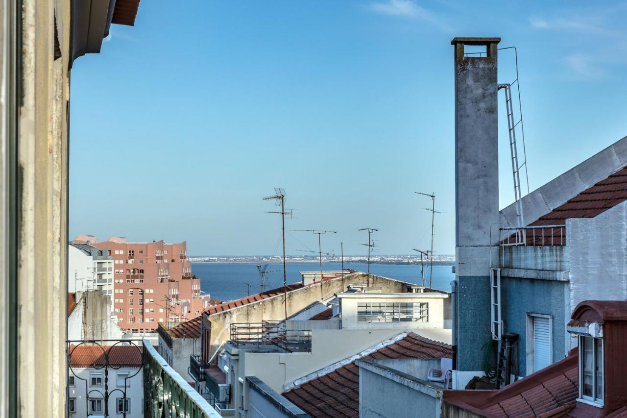 Lovelystay - Sunny Flat W/ Balcony Overseeing Graca And River Lisbon Exterior photo
