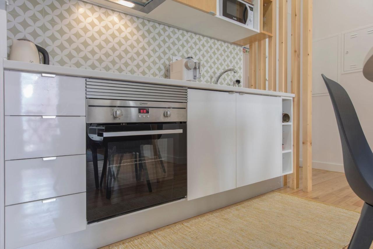 Lovelystay - Sunny Flat W/ Balcony Overseeing Graca And River Lisbon Exterior photo