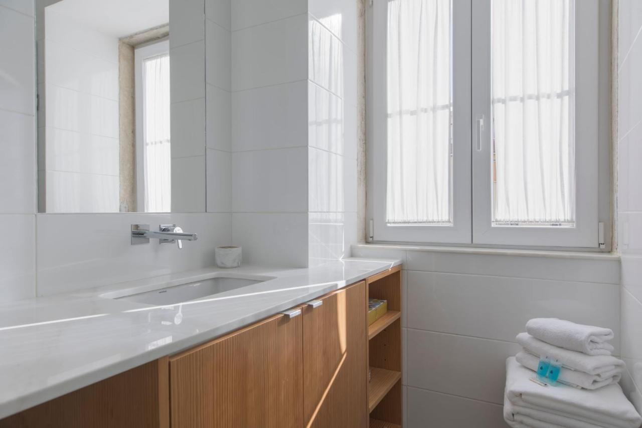 Lovelystay - Sunny Flat W/ Balcony Overseeing Graca And River Lisbon Exterior photo