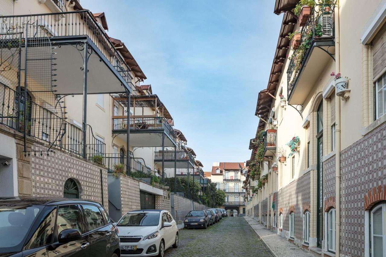 Lovelystay - Sunny Flat W/ Balcony Overseeing Graca And River Lisbon Exterior photo