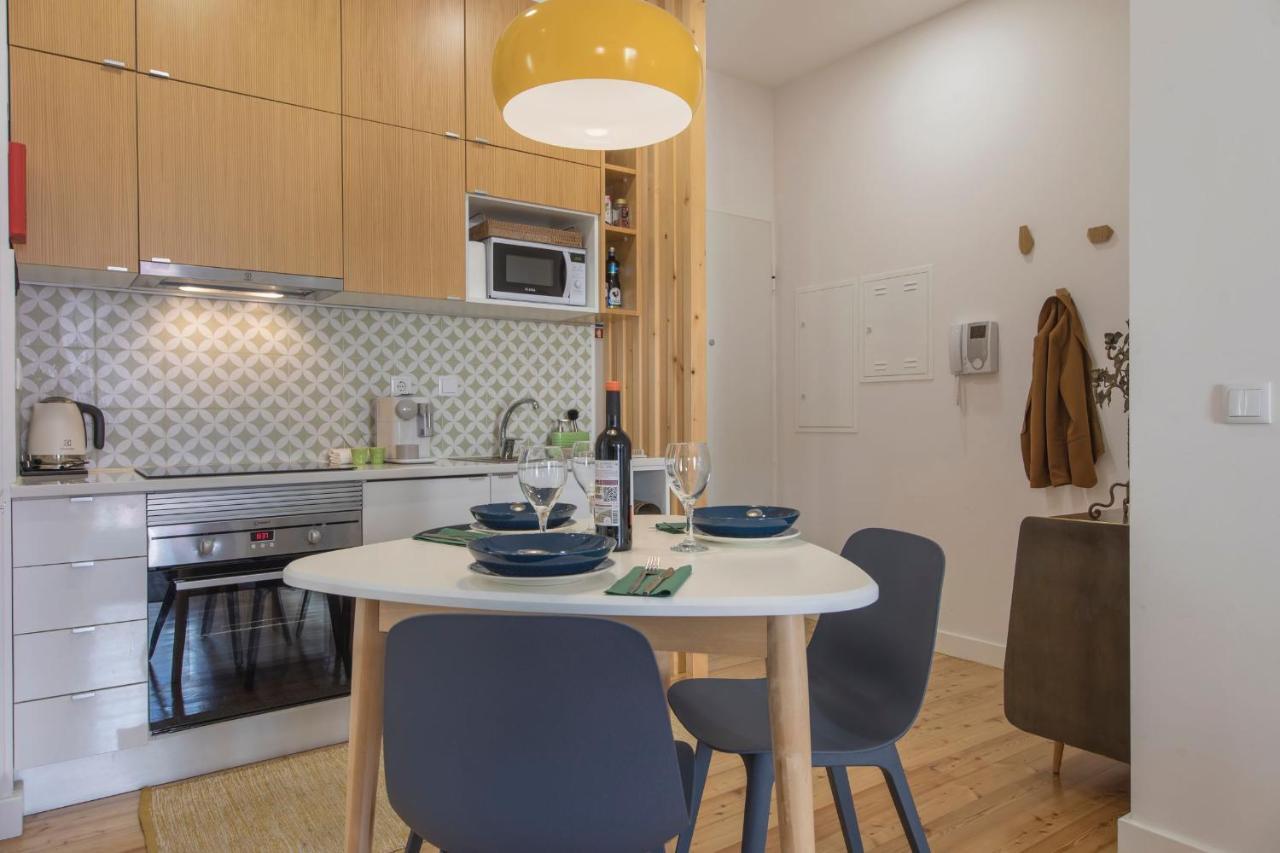 Lovelystay - Sunny Flat W/ Balcony Overseeing Graca And River Lisbon Exterior photo